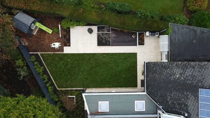 Luftbild eines Gartens mit vollverschweißten Pflanztrögen in Weiß, Projekt mit Hartkämper Gartenbau